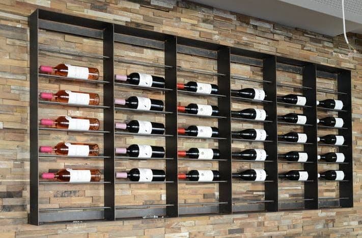 Maßgefertigtes Weinregal aus Stahl an einer Steinwand von Maier Metallbau