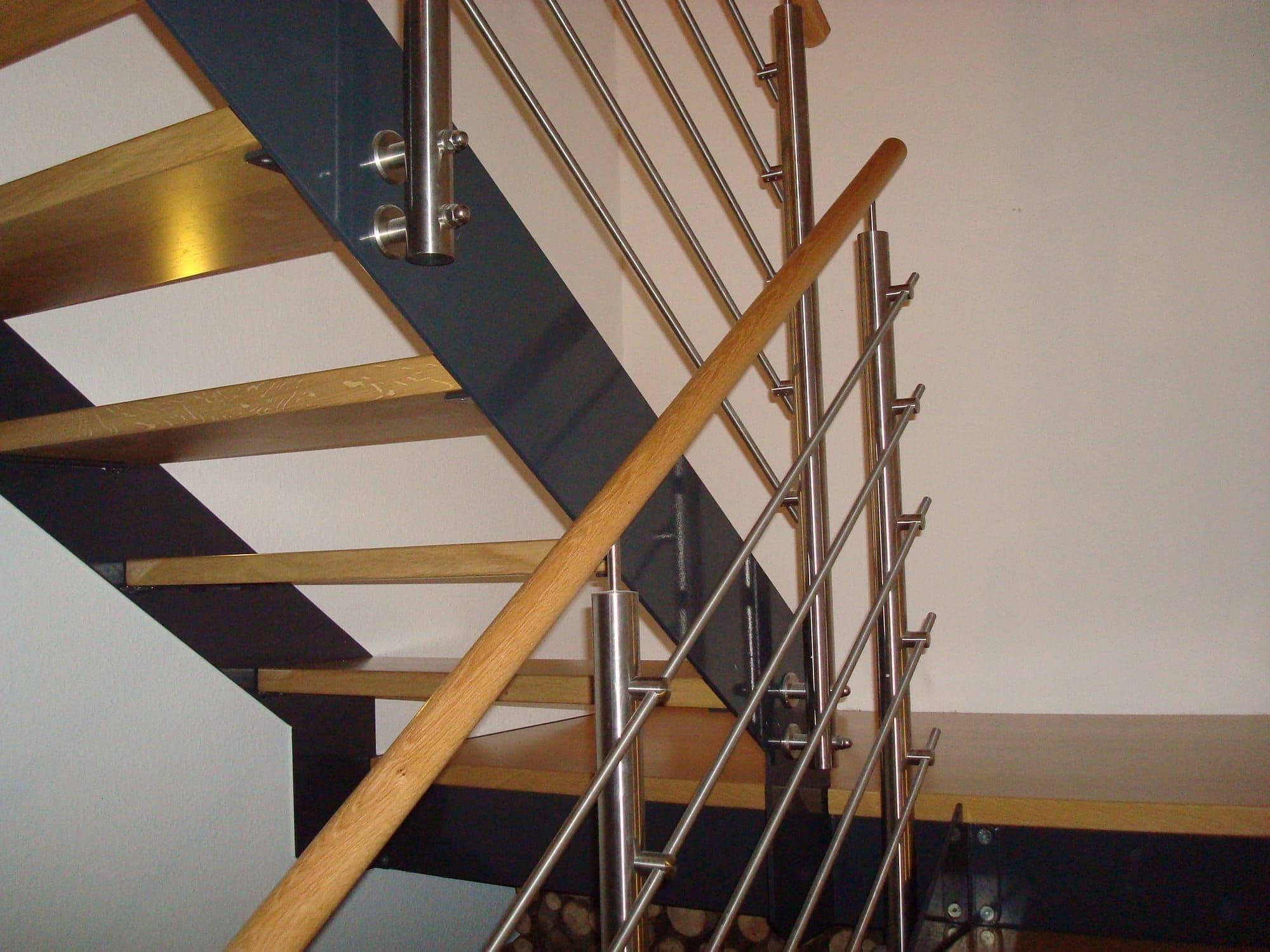Treppe mit feingearbeitetem Edelstahlgeländer von Maier Metallbau