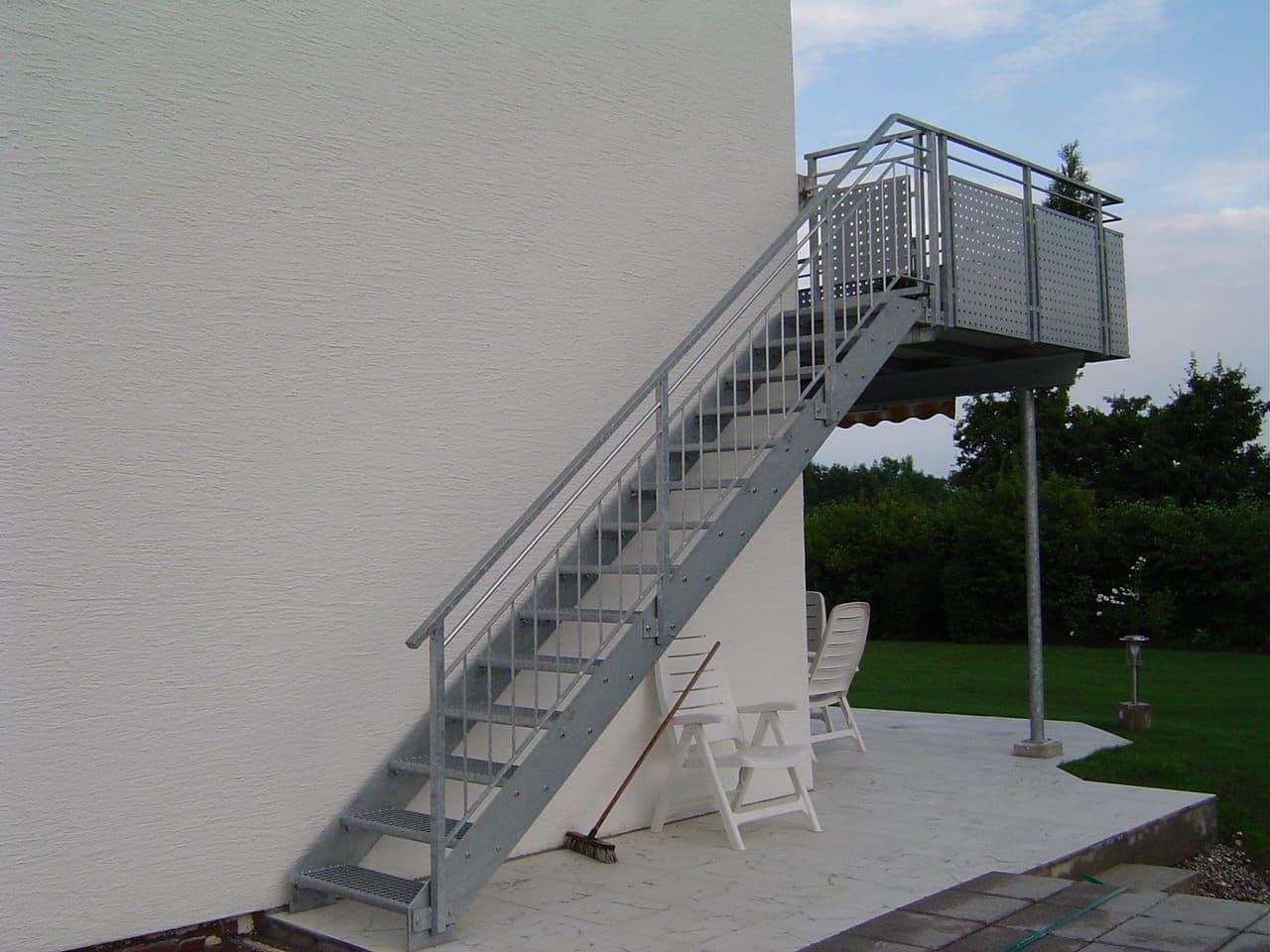 Feuerverzinkte Stahltreppe mit Podest an einer Hausfassade